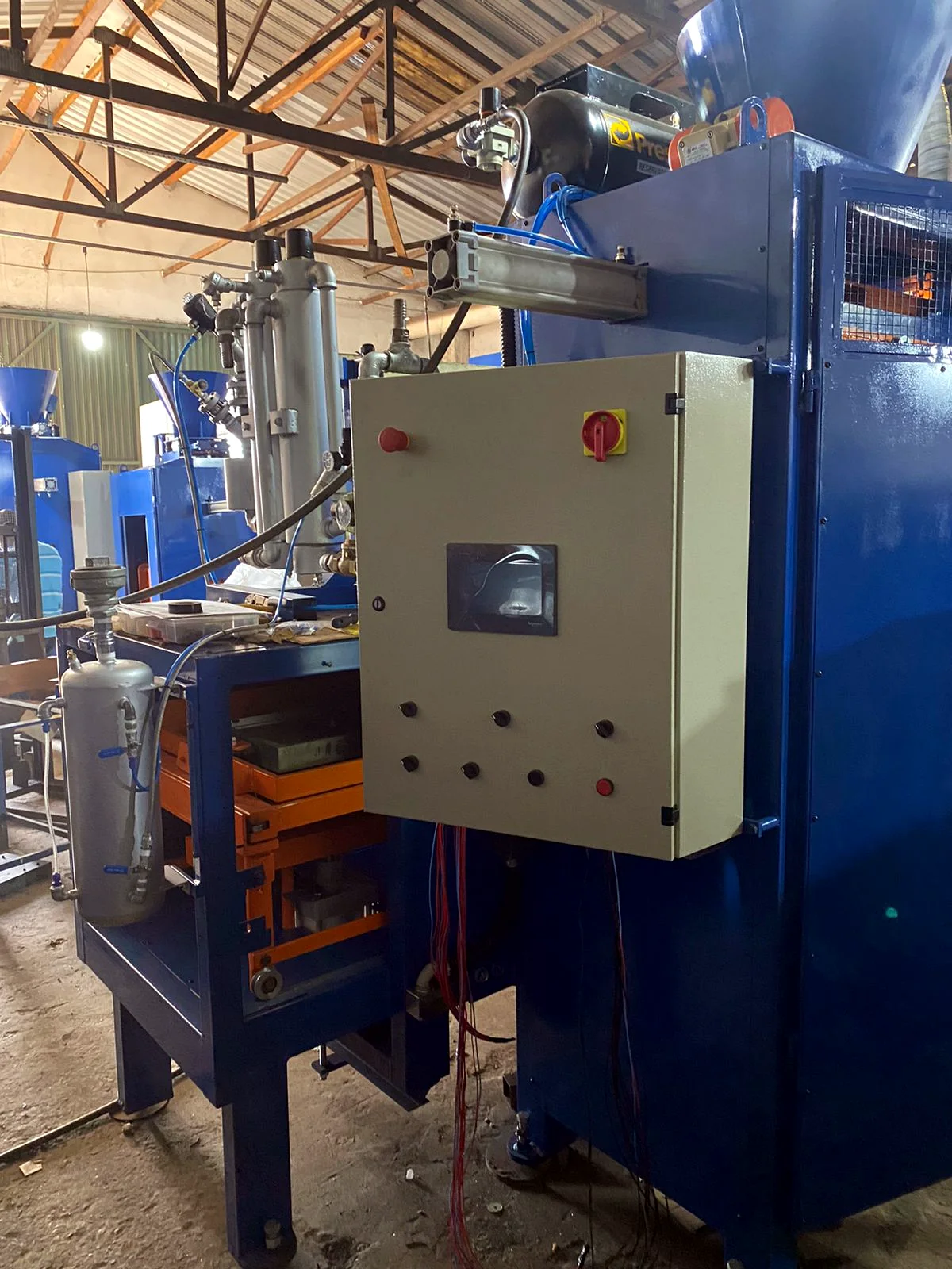 Equipamento industrial azul com painel de controle na estrutura da AironSul Metais