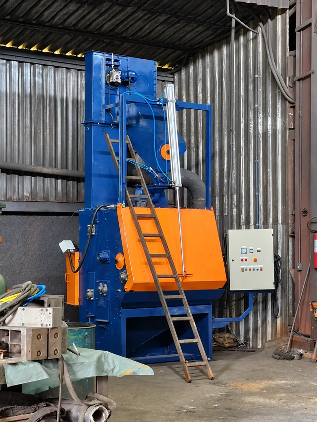 Máquina industrial azul e laranja na fábrica